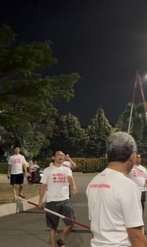 Ronda malam penghuni komplek elite Summarecon Bekasi, Jawa Barat. [Instagram] 